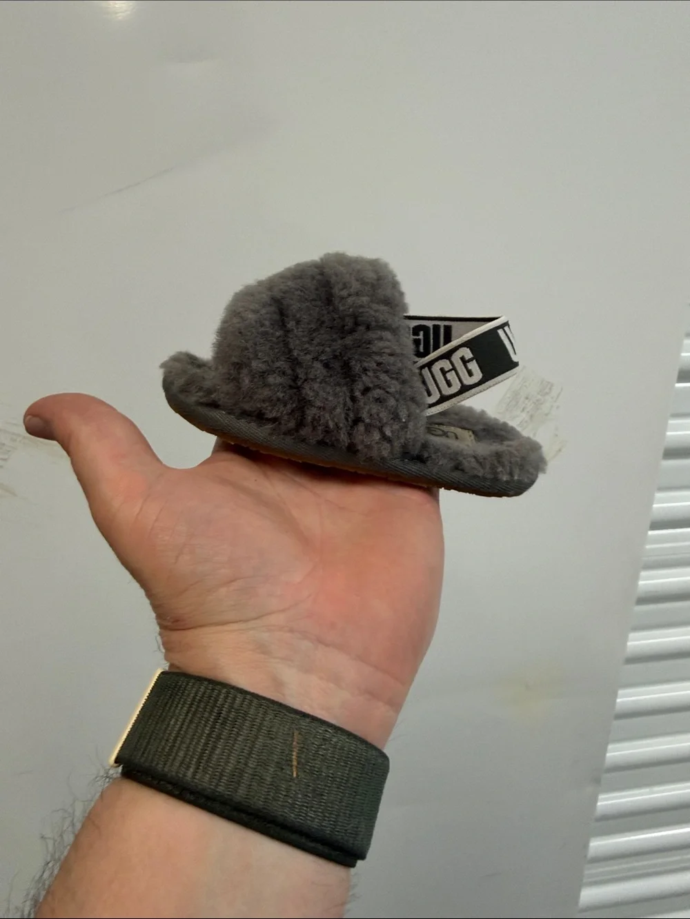 UGG Fluff Yeah Charcoal‎ Gray Sheepskin Slide Sandals Kids Size 6 S/N 1098575T